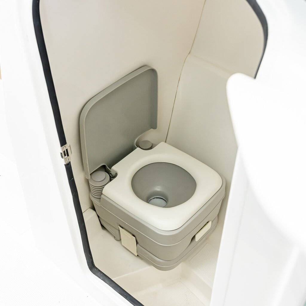 Baño con inodoro eléctrico